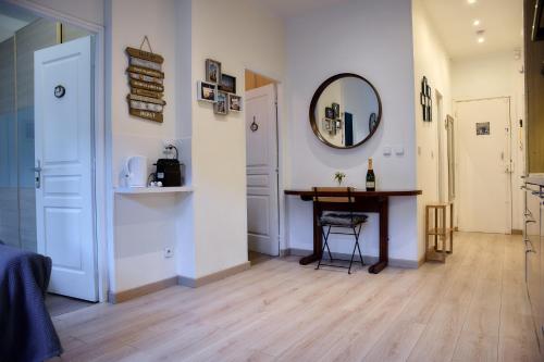 ニースにあるBEAUTIFUL apartment , beach 3 min walk , free parking, near Negrescoのテーブルと鏡付きの部屋