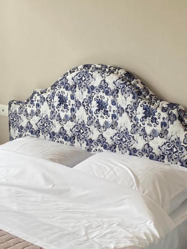 uma cama branca com uma almofada azul e branca em Casa Costera 2 lux apt em Kiáton