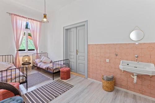 sala de estar con lavamanos y sofá en Vila Antik, en Nové Hrady