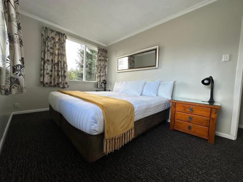 una camera con un grande letto e una finestra di Lake Ruataniwha Holiday Park a Twizel