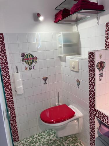 een badkamer met een rood toilet met een rood deksel bij Horte neuve in Marseillan
