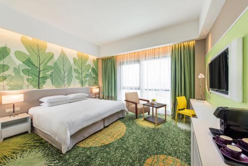 クアラルンプールにあるサンウェイ ヴェロシティ ホテル クアラルンプールのベッドとテレビが備わるホテルルームです。