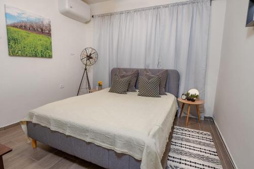 a bedroom with a large bed in a room at וילה בין הר לכנרת in Yavneʼel