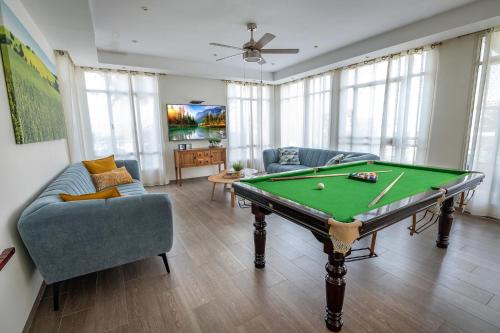 a living room with a pool table and a couch at וילה בין הר לכנרת in Yavneʼel