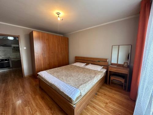 sypialnia z łóżkiem, biurkiem i lustrem w obiekcie Your home in UB w Ułan Bator