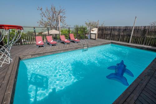 a swimming pool with a dolphin in the water at וילה בין הר לכנרת in Yavneʼel