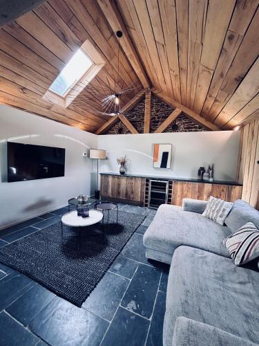a living room with a couch and a table at Domaine Sur Les Sarts in Ohey