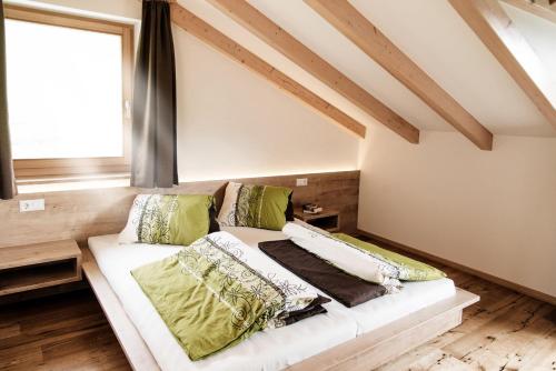 - un salon avec un canapé blanc et une fenêtre dans l'établissement Perchnerhof, à Terento