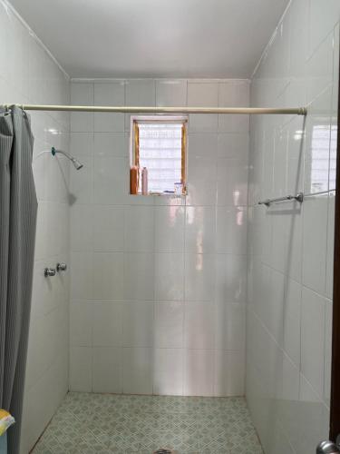 ein Bad mit einer Dusche und einem Fenster in der Unterkunft La fam in Huajuapan de León