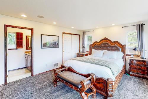una camera con letto, cassettiera e specchio di Greer's Outlook a Port Angeles