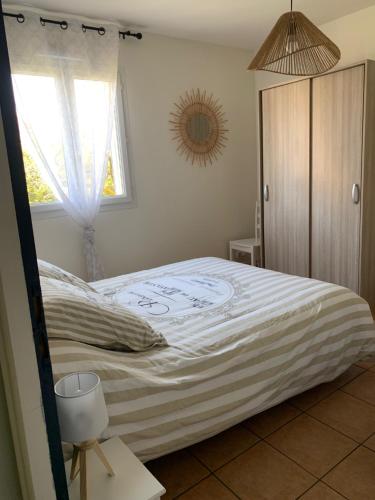 een slaapkamer met een groot bed en een raam bij bienvenue chez nous in Badens