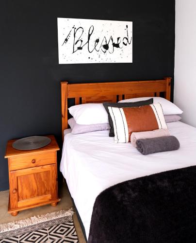 Een bed of bedden in een kamer bij 1C Comfortable Guest Room with En-suite