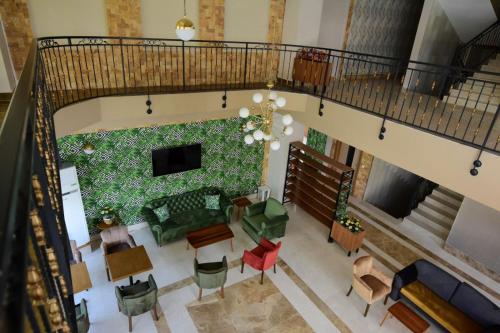 アンタルヤにあるKALİYE ASPENDOS HOTELのカラフルな家具付きのリビングルームのオーバーヘッドビュー
