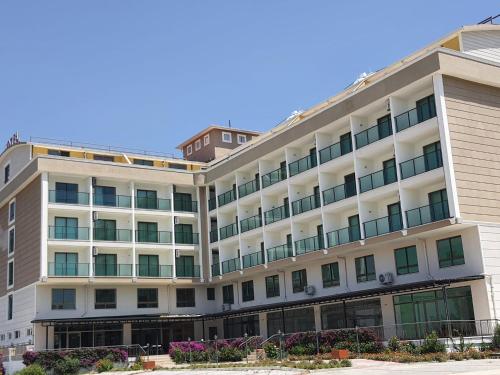 ein Bild von der Vorderseite eines Hotels in der Unterkunft KALİYE ASPENDOS HOTEL in Antalya