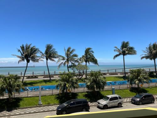 a view of a parking lot with palm trees and the ocean at 花蓮諾丁漢海景民宿 Nottingham Seaview Inn in Hualien City