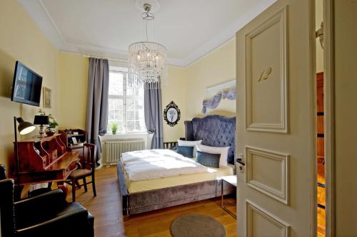 1 dormitorio con cama, escritorio y ventana en SchlossHOTELGedern en Gedern