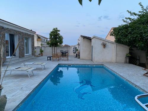 einen Pool im Garten mit Terrasse in der Unterkunft Michelangelo in Borgo