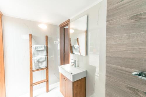a bathroom with a sink and a mirror at Villa Historica in Asfendioú