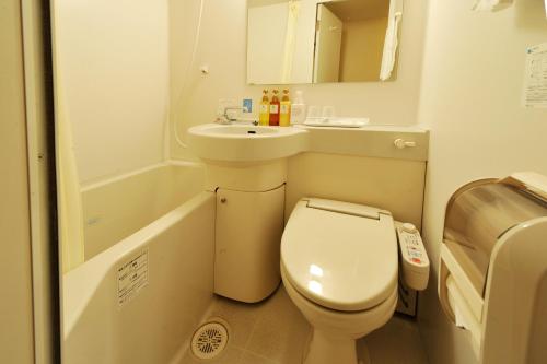 Baño pequeño con aseo y lavamanos en Sanco Inn Numazu Ekimae en Numazu