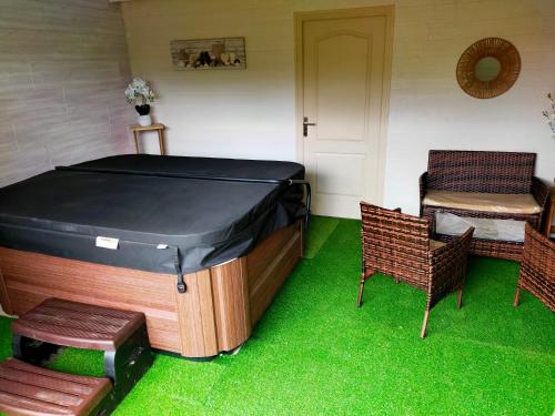 une chambre avec une baignoire, 2 chaises et de la pelouse dans l'établissement Chambre d'hôtes Comme une évidence, à Clairvaux-les-Lacs