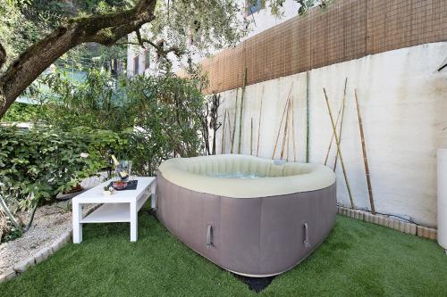 a bath tub sitting on the grass in a garden at Il ponte dei sogni in Brescia
