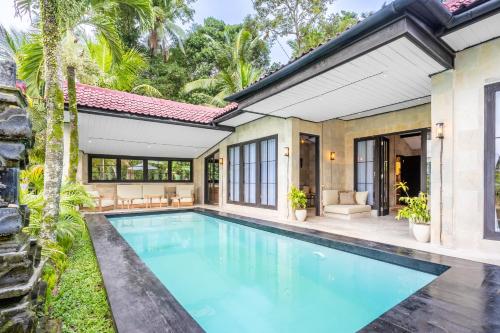 Swimmingpoolen hos eller tæt på Rumah villa by EVDEkimi Ubud