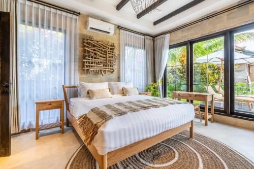 En eller flere senge i et værelse på Rumah villa by EVDEkimi Ubud