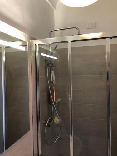 eine Dusche mit Glastür im Bad in der Unterkunft Casa Trastulli in Castelfrentano