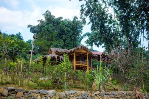 a small house with a thatched roof at Homestay view núi cực đẹp in Cham Ta Lao