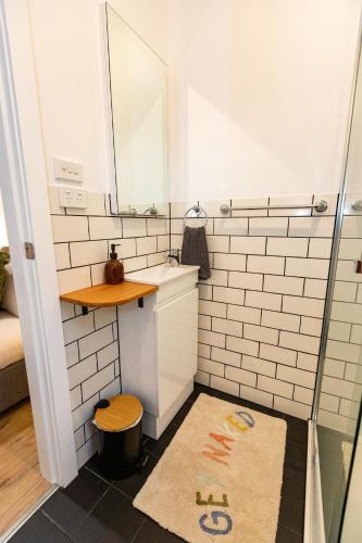 a bathroom with a sink and a mirror at Glenoak Cottage in Sparkes Creek