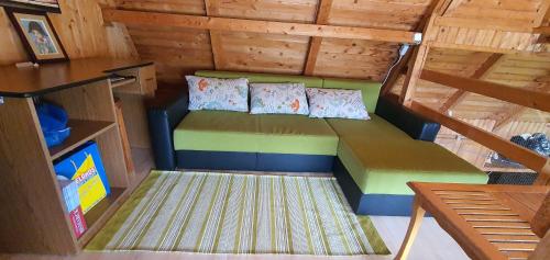 Habitación pequeña con cama en una casa en La Unchesu, en Gorgova