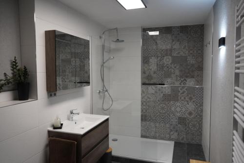 y baño con ducha, lavabo y bañera. en schöner als Zuhause - Ferienwohnung in Butzbach, en Butzbach