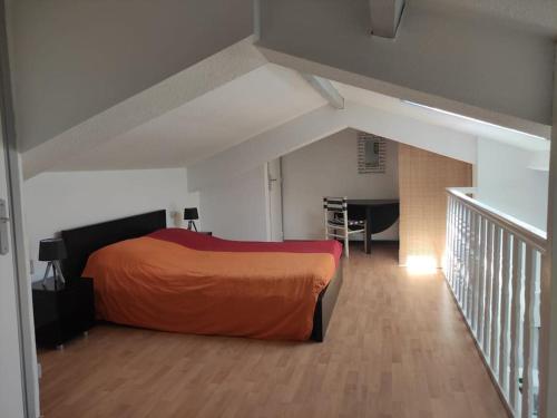 - une chambre avec un lit orange et un escalier dans l'établissement Appartement proche mer, à Six-Fours-les-Plages