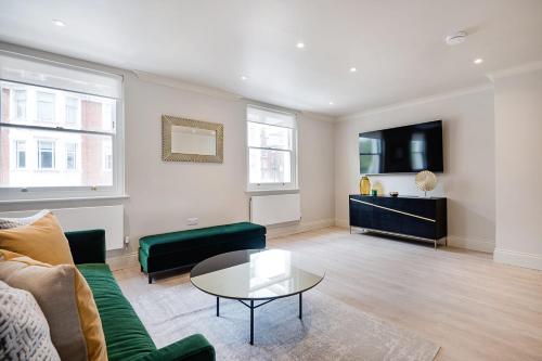 倫敦的住宿－Marble Arch Suite 4-Hosted by Sweetstay，客厅配有沙发和桌子