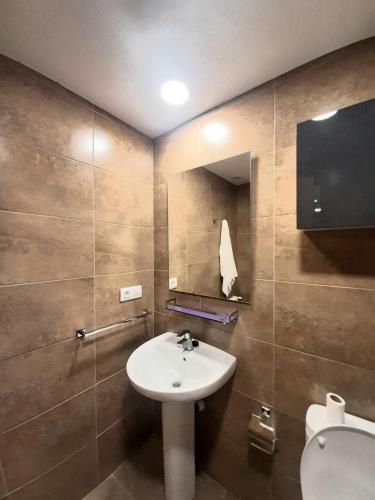 een badkamer met een wastafel en een toilet bij Super vistas Miño II in Miño