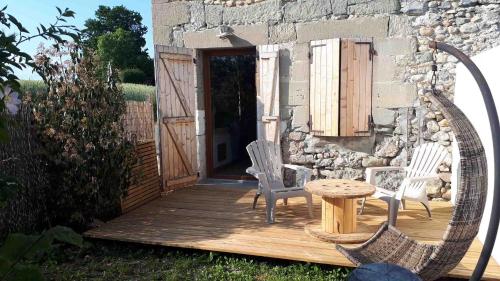 VallièresにあるGITE Chambre SPA Privé DE L'ANCIENNE FERMEの木製デッキ(椅子2脚、テーブル付)