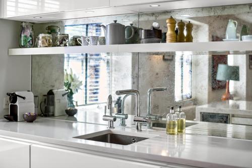 cocina con fregadero y encimera en Woodbridge House Apartment, en Londres