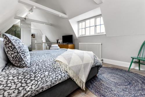 a bedroom with a bed and a window at Woodbridge House Apartment in London