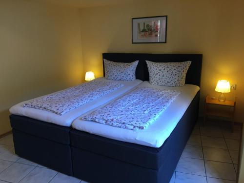 Een bed of bedden in een kamer bij Pension Chloe