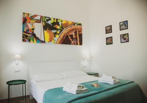 バレストラーテにあるOrlando Bayviewのベッドルーム1室(タオル付きのベッド1台、壁に絵画付)