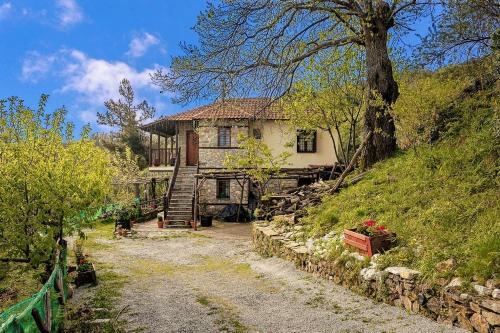 una casa en la cima de una colina con un camino de tierra en Halatsogiannis Mansion, en Palaios Panteleimon