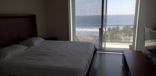 - une chambre avec un lit et une grande fenêtre dans l'établissement Ponto Horizonte Manzanillo. Best place in Manzanillo!!! Luxury beach front condo, gorgeous views!! Best place you can stay!with up to 8 people., à Manzanillo