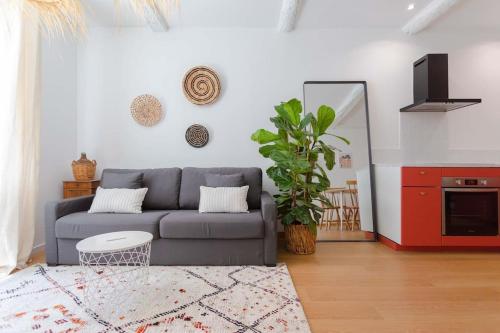 een woonkamer met een blauwe bank en een kleed bij Grand T2 - 100 m de la mer - CLIM in La Ciotat