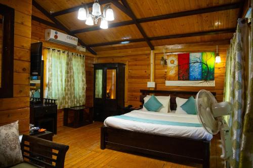 a bedroom with a bed in a wooden room at Casa De Silver in Baga