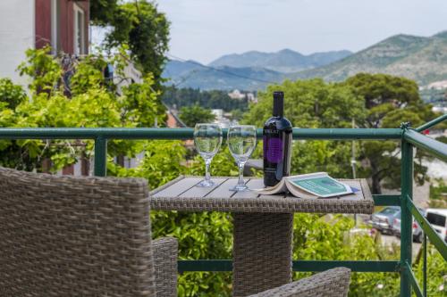 ein Tisch mit zwei Gläsern und einer Flasche Wein in der Unterkunft Apartment Iva in Dubrovnik