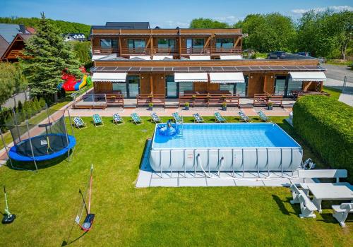 uma vista superior de uma piscina em frente a uma casa em Baltic Resort em Mielno