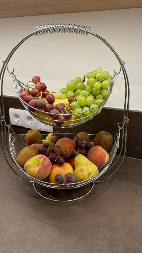 two baskets of fruit sitting on top of a table at Das Joes Frühstückspension in Walpersdorf