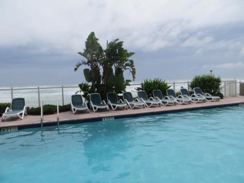 Бассейн в Days Inn by Wyndham Daytona Oceanfront или поблизости