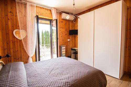 Schlafzimmer mit einem Bett und einem Fenster in der Unterkunft Yourquadrarooms B&b in Rom