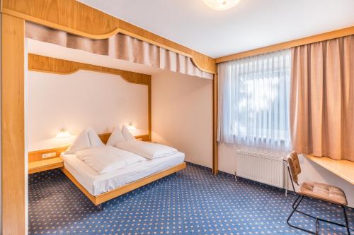 Postel nebo postele na pokoji v ubytování Hotel Kern Buam